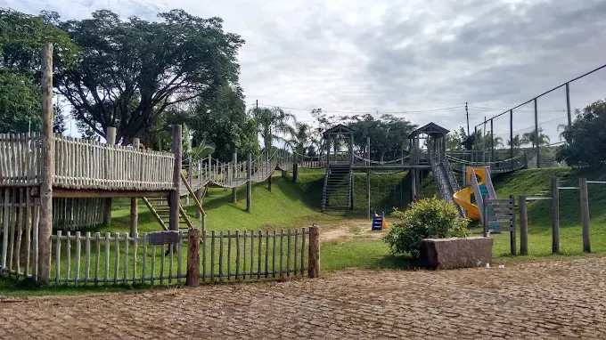 Parquinho e passarelas de madeira