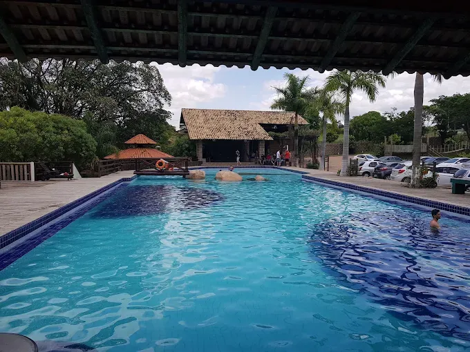 Piscina com área coberta