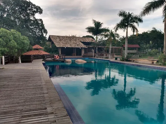 Piscina e deck no fim da tarde